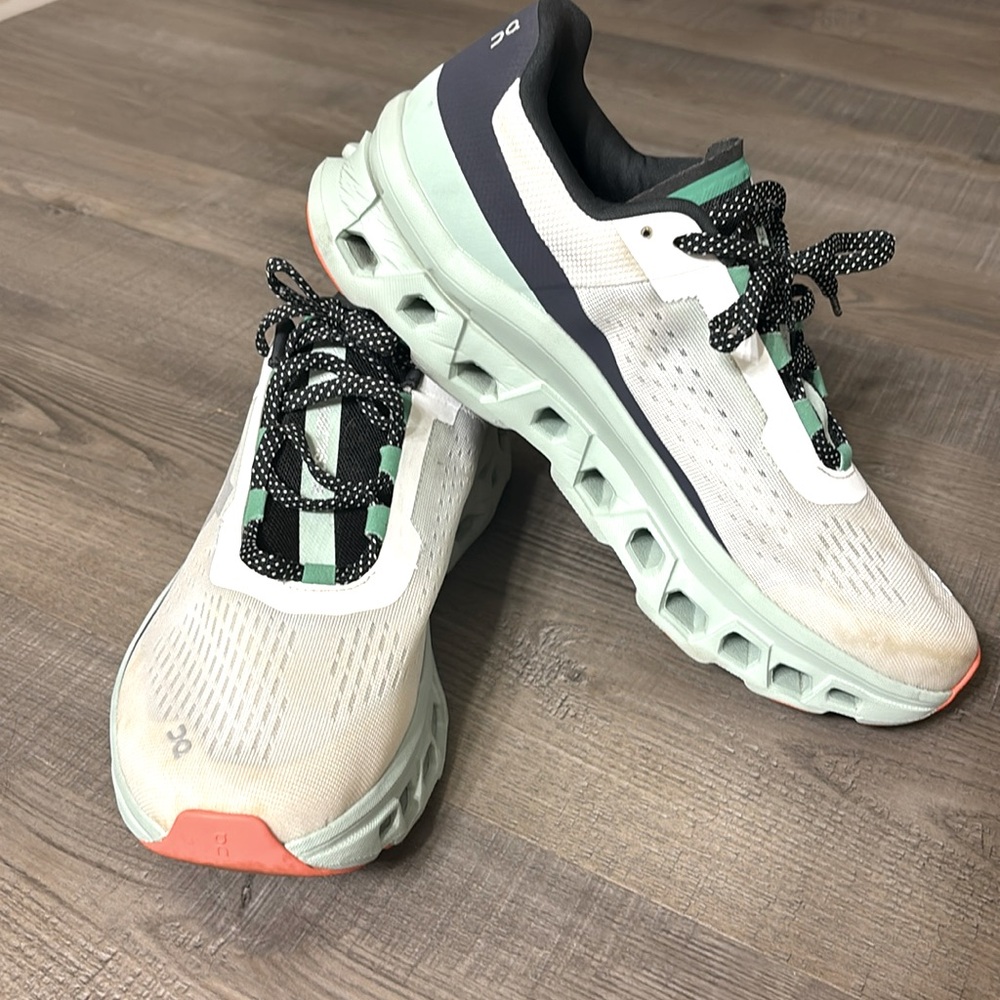 Men’s OnCloud Monsters size 10.5